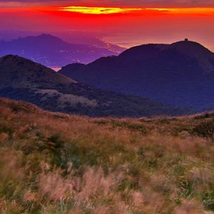 Deslumbrante pôr do sol sobre montanhas