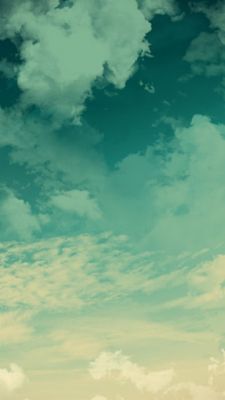 Céu Sereno com Nuvens