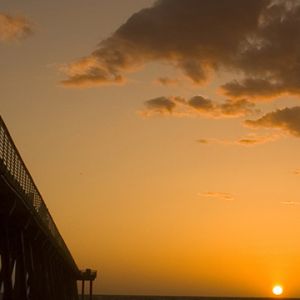Pôr do sol sobre o píer