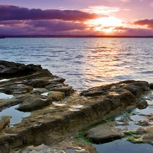 Deslumbrante Pôr do Sol Sobre a Água