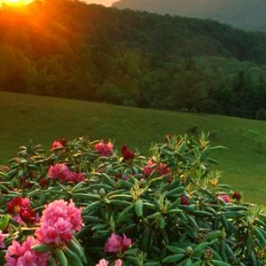 Pôr do sol sobre paisagem montanhosa