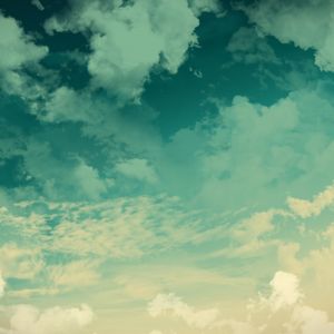 Céu Sereno com Nuvens