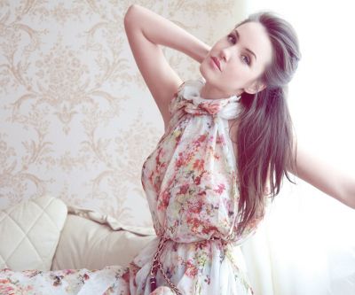 Modelo Elegante com Vestido Floral