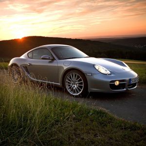 Carro Esportivo Prateado ao Pôr do Sol