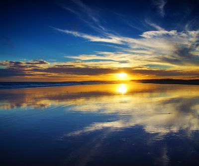 Reflexo deslumbrante do pôr do sol