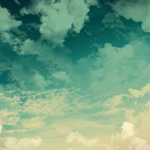 Céu Sereno com Nuvens