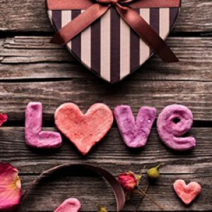 Caixa de Presente em Forma de Coração e Letras de Amor