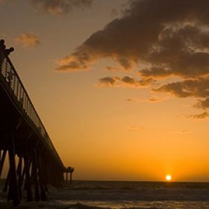 Pôr do sol sobre o cais