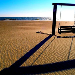 Balanço na Praia ao Pôr do Sol