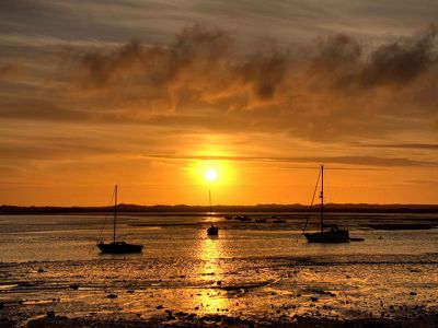 Pôr do Sol sobre a Água com Barcos