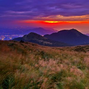 Deslumbrante pôr do sol sobre montanhas