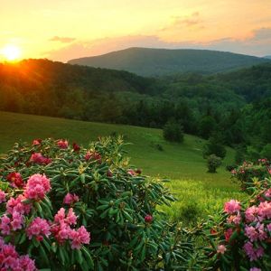 Pôr do sol sobre paisagem montanhosa