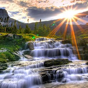 Deslumbrante Cachoeira ao Pôr do Sol