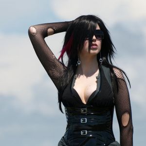 Garota estilosa em roupa preta