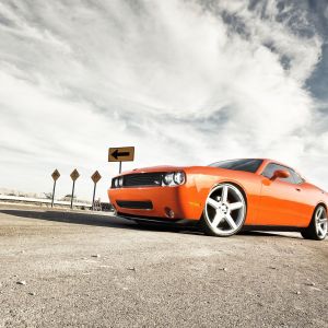 Carro Muscle Laranja na Estrada
