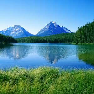 Lago de Montanha Sereno