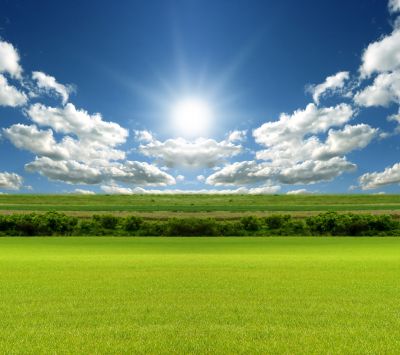 Paisagem Ensolarada com Céu Azul