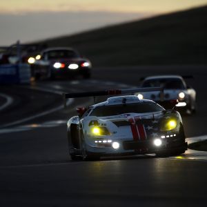 Carros de Corrida ao Entardecer
