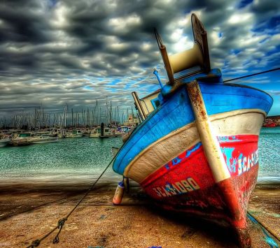 Barco de Pesca Colorido na Praia