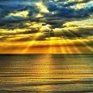 Pôr do Sol Dourado sobre o Oceano