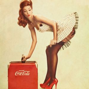 Garota Vintage Coca-Cola