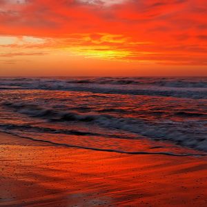 Deslumbrante Pôr do Sol sobre o Oceano