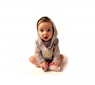 Bebê Adorável com Moletom