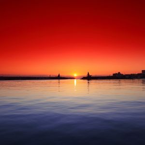 Deslumbrante Pôr do Sol Sobre a Água