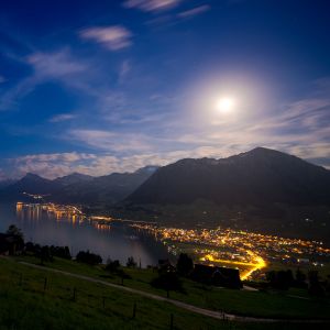 Lago e Montanhas ao Luar