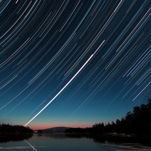 Trilhas de Estrelas sobre um Lago