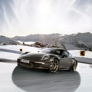 Porsche 911 em paisagem nevada