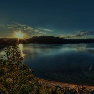 Deslumbrante Pôr do Sol Sobre a Água