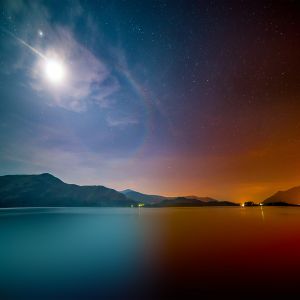 Deslumbrante Céu Noturno Sobre Montanhas