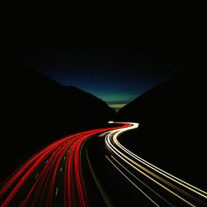 Rastros de Luz em uma Estrada