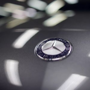 Logo da Mercedes-Benz em Close-Up