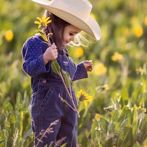 Menina Fofa com Chapéu de Cowboy