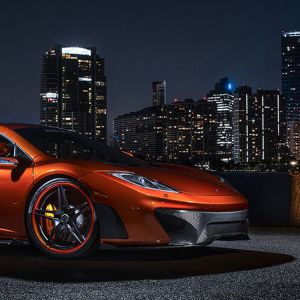 Carro esportivo laranja elegante à noite