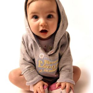 Bebê Adorável com Moletom