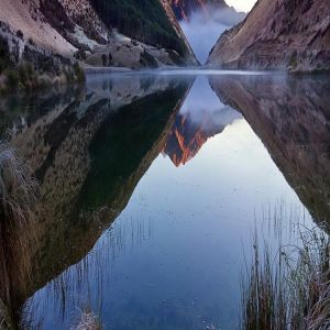 Reflexo de Montanhas ao Amanhecer