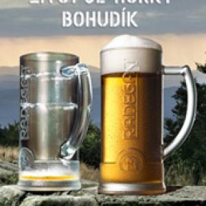 Copos de cerveja e natureza