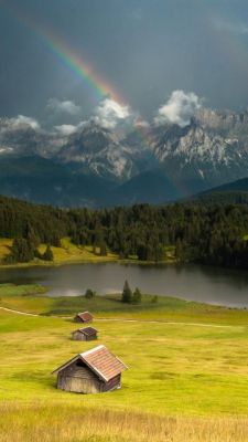 Paisagem montanhosa com arco-íris