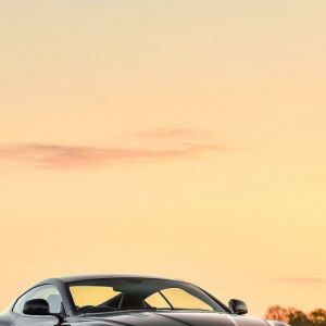 Carro Aston Martin ao Pôr do Sol