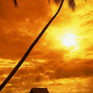 Pôr do sol tropical sobre a água