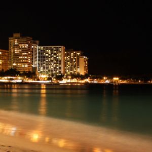 Paisagem Urbana Noturna na Praia