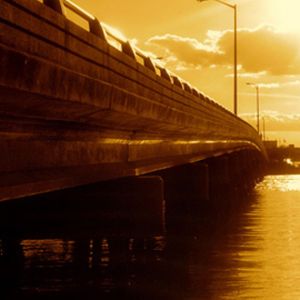 Pôr do sol dourado sobre a ponte