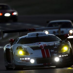 Carro de corrida ao entardecer