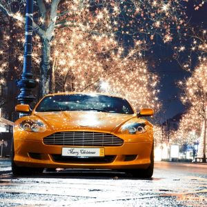 Carro Esportivo Laranja com Luzes de Natal