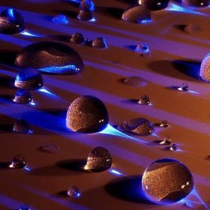 Gotas de água com luz azul