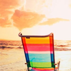 Cadeira de Praia Colorida ao Pôr do Sol