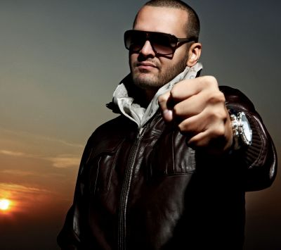 Homem Estiloso com Óculos de Sol